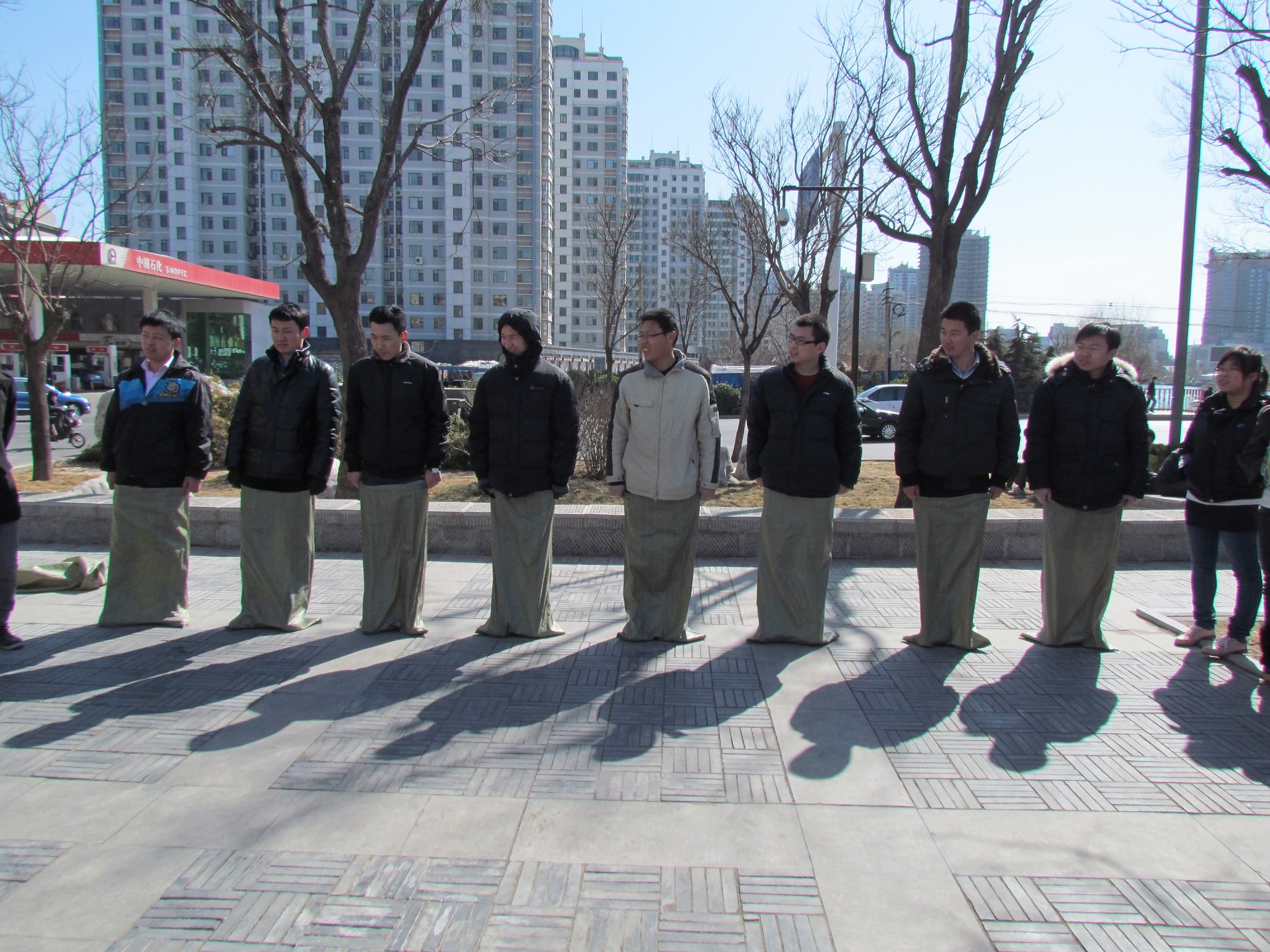 威龍公司組織外出拓展訓(xùn)練活動